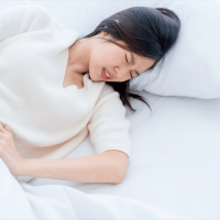 asian-woman-with-menstrual-problems-young-woman-with-stomach-ache-lying-bedlying-bed-holding-her-stomach